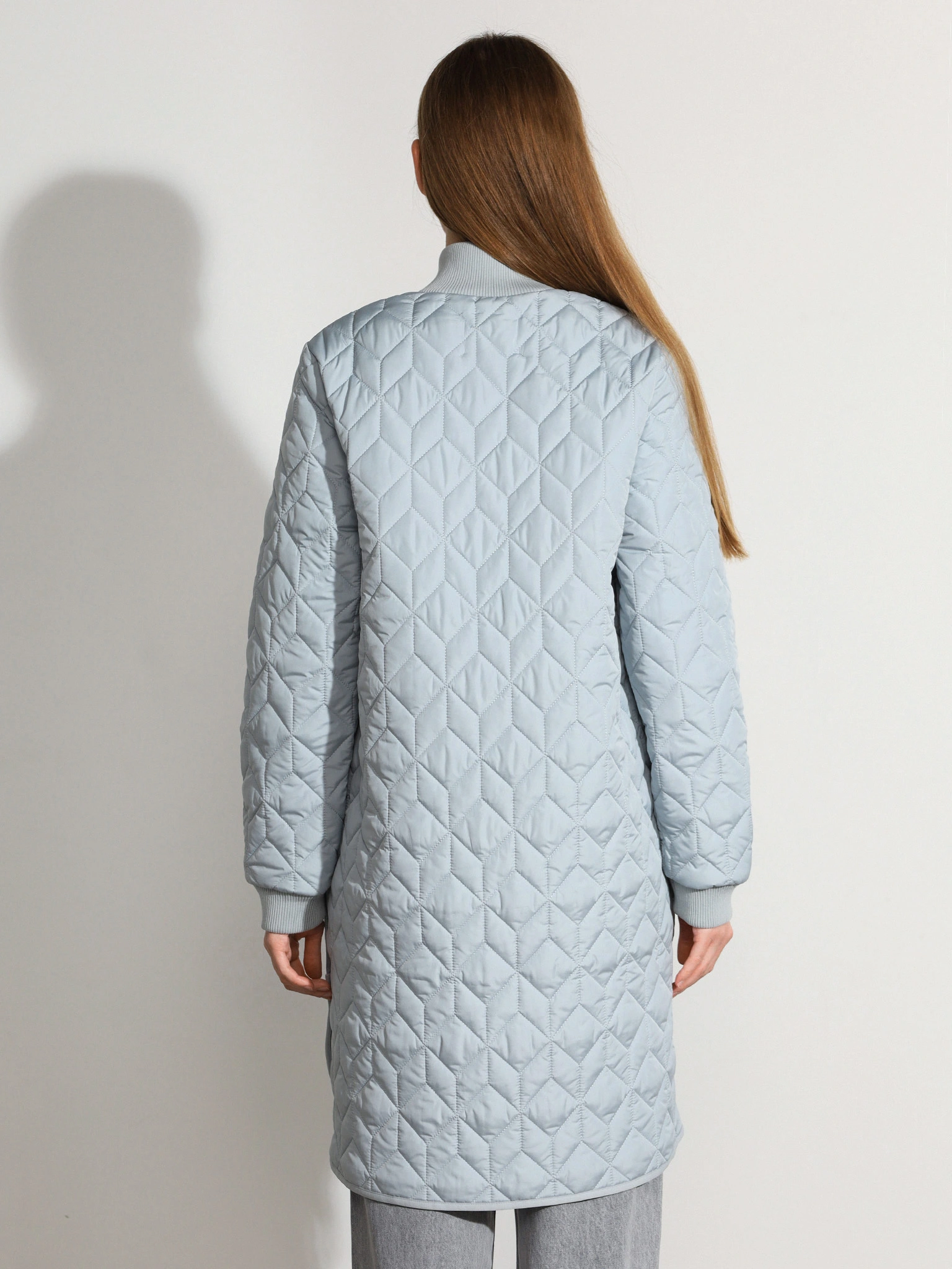 Пальто стеганое голубого цвета прямого кроя